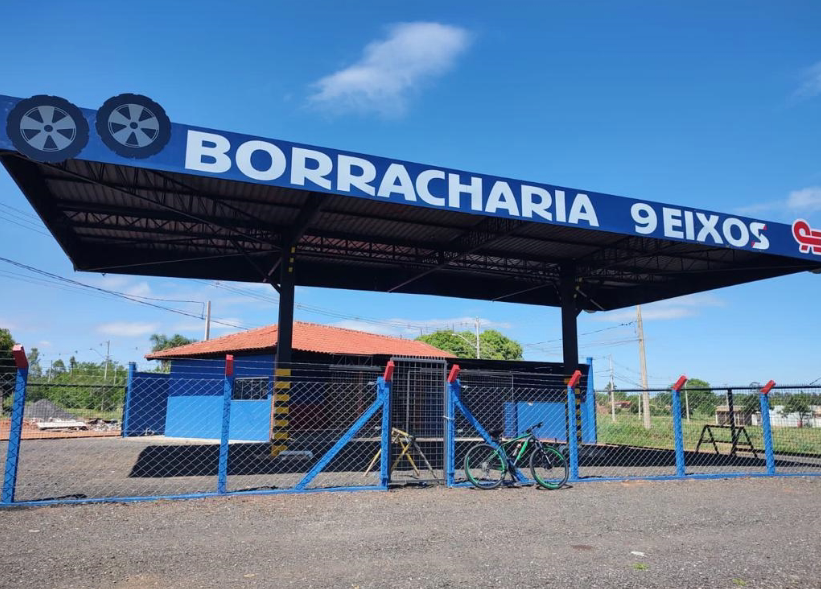 Fachada da Borracharia 9 Eixos com cobertura azul