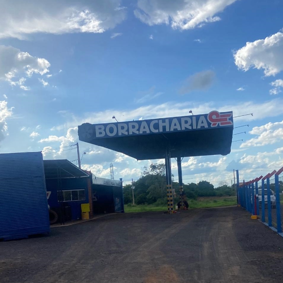 Entrada da borracharia vista da rodovia