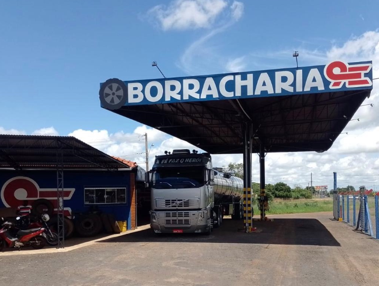 Caminhão-tanque sendo atendido sob a cobertura
